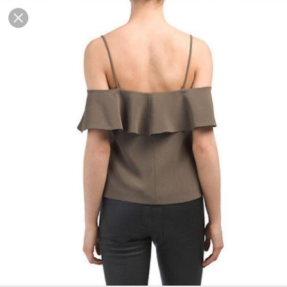 Cutest Theory off the shoulder ruffle top size 8 - Picture 7 of 7